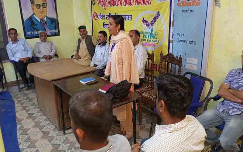 स्वीप टीम ने पांवटा साहिब की बनौर पंचायत में समझाया वोट का महत्व