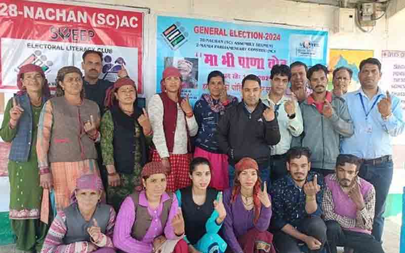 नाचन विधानसभा के सबसे दुर्गम मतदान केंद्र “धरवार” पहुंचे एसडीम गोहर