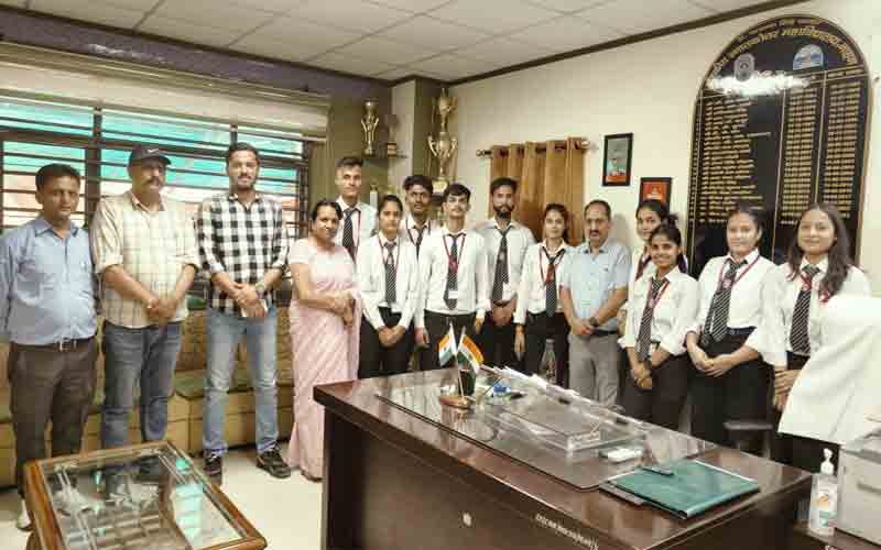 बी वॉक रिटेल मैनेजमेंट का बैच पासआउट, नामी कंपनियों में मिला बड़ा पैकेज