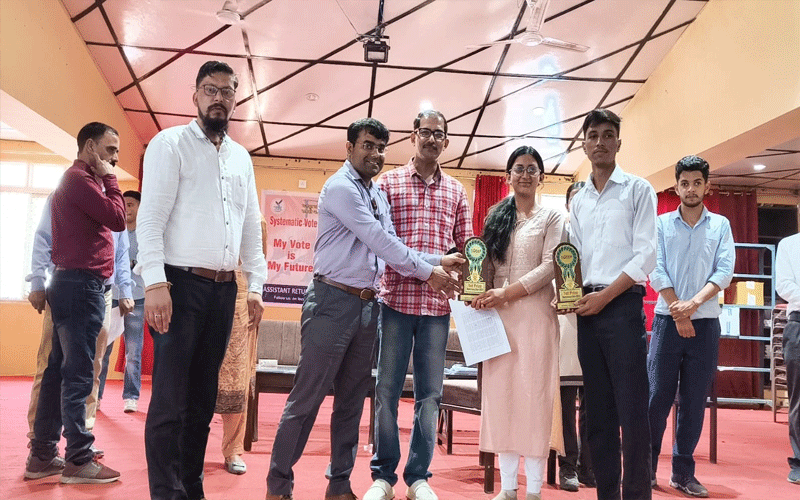 बंधना कुमारी और अजय ठाकुर ने जीती डेमोक्रेसी क्विज प्रतियोगिता