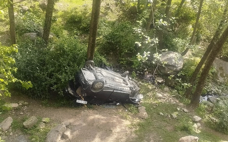 अनियंत्रित होकर खाई में गिरी कार, चालक जख्मी