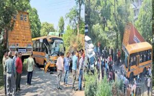 Collision between private school bus and trolley, more than 20 students injured