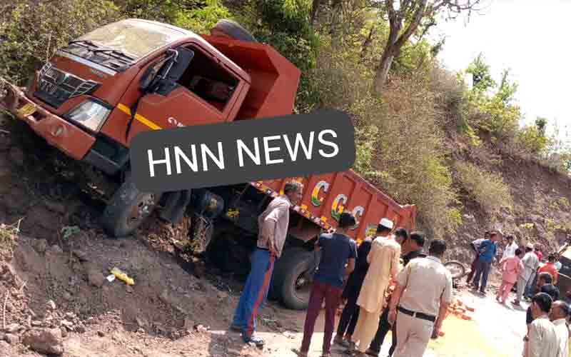 महीपुर में ट्रक और बाइक के बीच हुई टक्कर, 2 युवकों की दर्दनाक मौत