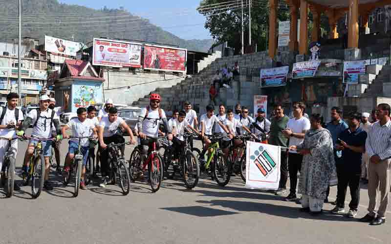 मतदाता जागरूकता को लेकर मंडी शहर में निकली साइकिल रैली