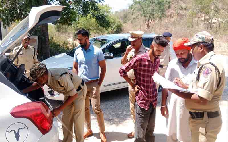 डीसी ऊना और एसपी ने निगरानी टीमों ने साथ सख्ती से की वाहनों की जांच