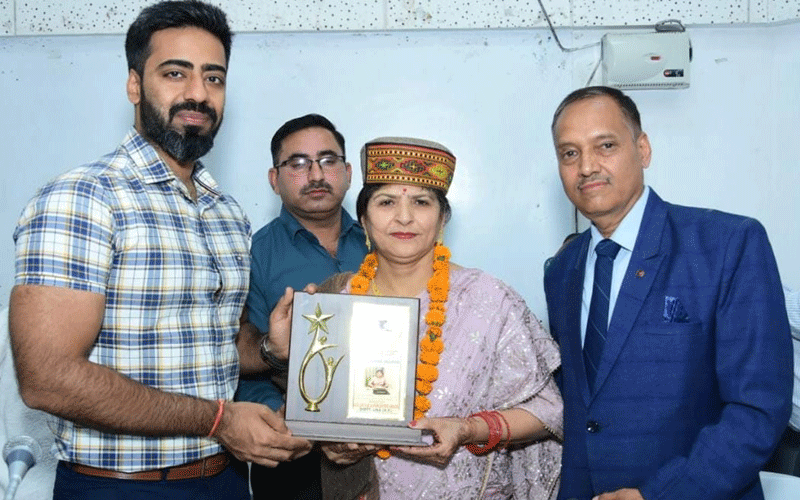 डीसी ने राजस्व विभाग की अधीक्षक सुमुन शर्मा को सेवानिवृत्ति पर दी शुभकामनाएं