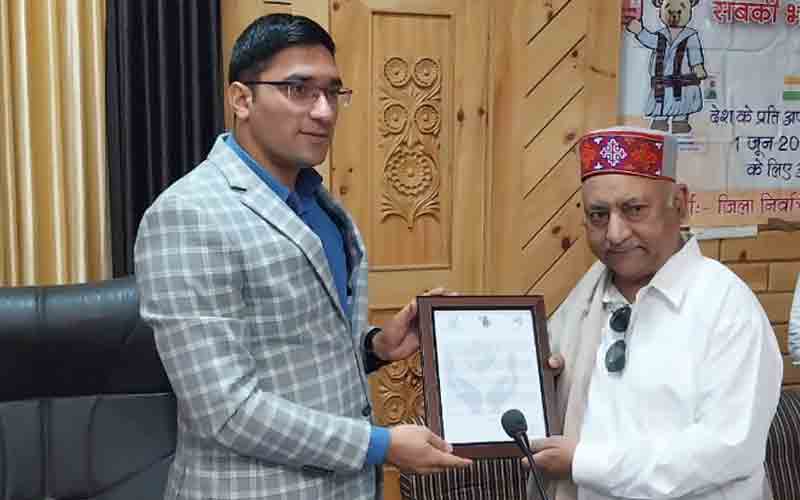 उपायुक्त ने चुनाव आइकॉन पदमश्री विजय शर्मा को किया सम्मानित