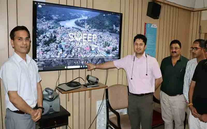 जिला निर्वाचन अधिकारी अपूर्व देवगन ने लॉन्च किया मतदाता जागरूकता गीत