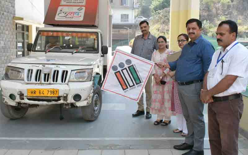 जिला निर्वाचन अधिकारी ने रवाना किया एलईडी मतदाता जागरूकता वाहन