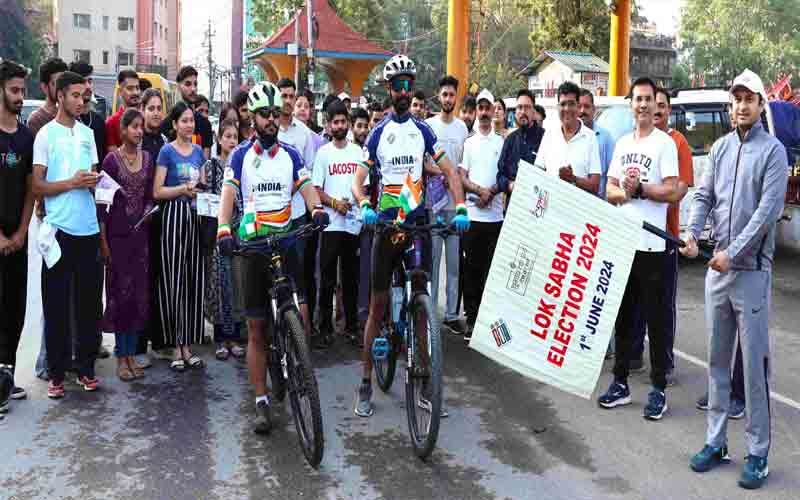 जिला निर्वाचन अधिकारी ने साइकिलिंग एक्सपीडिशन को किया रवाना