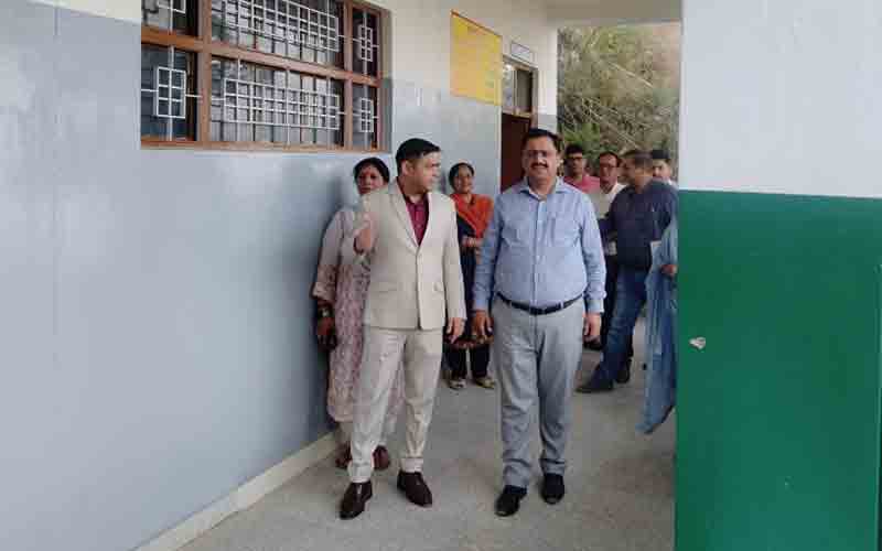 जिला निर्वाचन अधिकारी ने क्रिटिकल मतदान केंद्रों का किया निरीक्षण