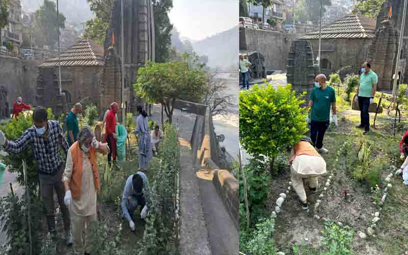 जिला के अधिकारियों ने स्थानीय लोगों के साथ की सार्वजनिक जगहों की साफ-सफाई
