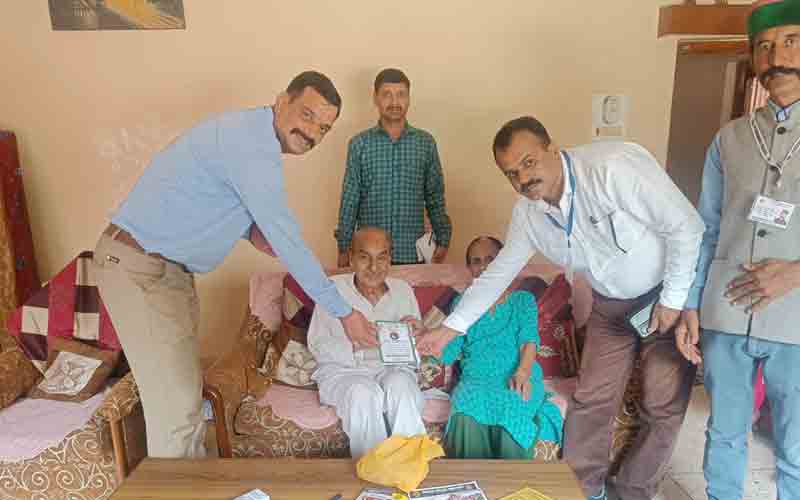 सोलन वार्ड नंबर-9 में दिया घर-घर जाकर मतदान का निऊंदा