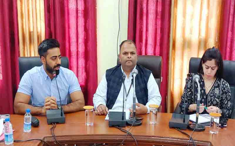 व्यय पर्यवेक्षकों ने जिला अधिकारियों और निगरानी टीमों के साथ की बैठक