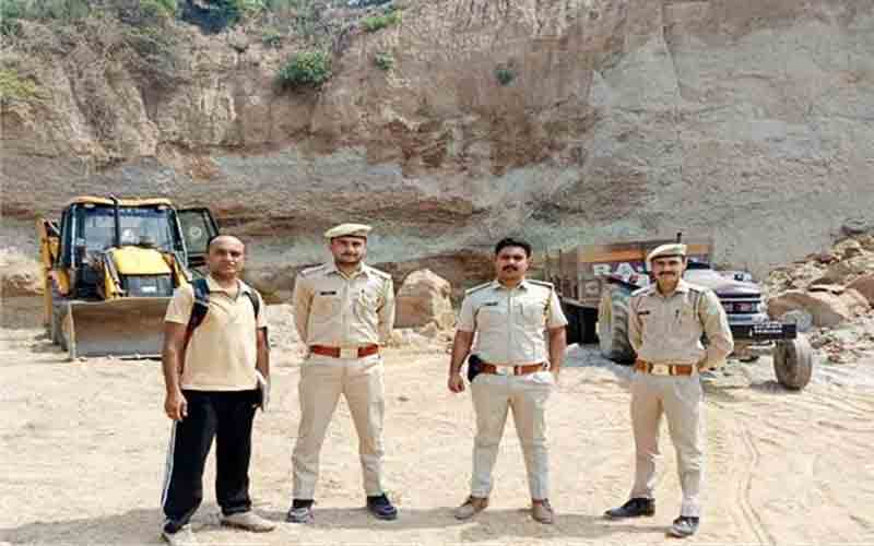 वन विभाग ने अवैध खनन करते पकड़े पर एक जेसीबी और तीन ट्रैक्टर