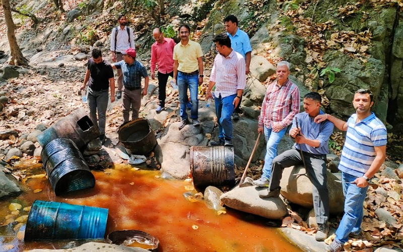 सिरमौर: खारा के जंगल में 61 लाख की 61 हजार लीटर लाहन समेत कई भट्ठियां नष्ट