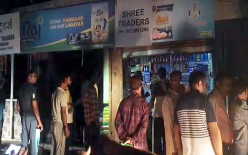 करियाने की दुकान में भड़की आग, लाखों का नुकसान