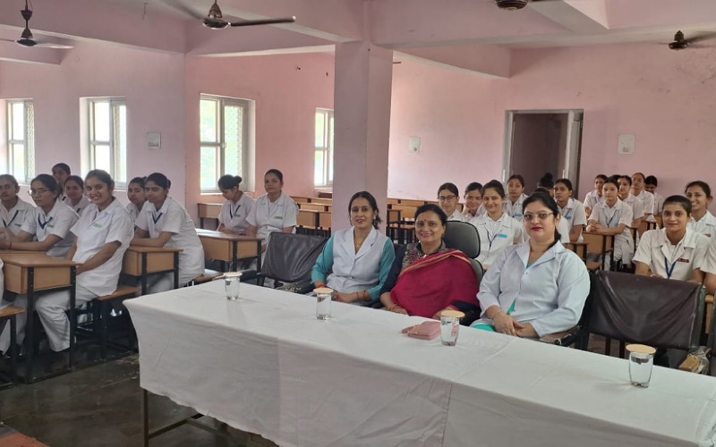 मेडिकल कॉलेज नाहन में मनाया गया अंतर्राष्ट्रीय नर्सेज दिवस