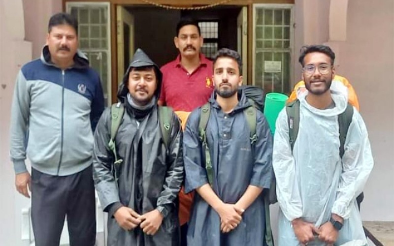 पुलिस ने रेस्क्यू किए मणिकर्ण घाटी में भटके दिल्ली के 3 पर्यटक