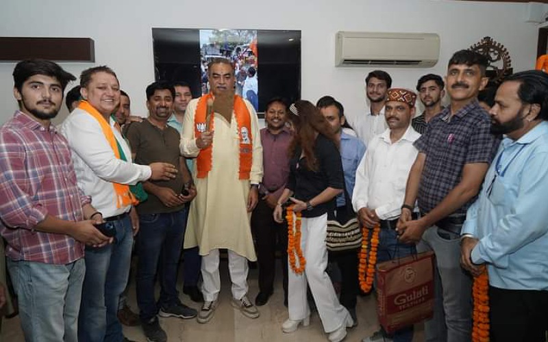 चंडीगढ़ में भाजपा लोस प्रत्याशी संजय टंडन से मिला सिरमौर के लोगों का एक प्रतिनिधिमंडल
