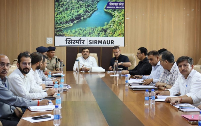 शिमला संसदीय क्षेत्र के एक्पेंडिचर आब्जर्वर अजेय मलिक पहुंचे नाहन