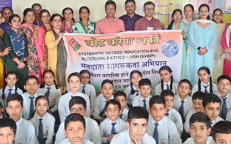 स्वीप टीम अर्की ने मंज्याठ क्षेत्र में चलाया मतदाता जागरूकता अभियान