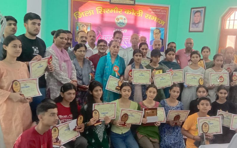 बोर्ड परीक्षा में 85 फीसदी से अधिक अंक पाने वाले बच्चों को किया पुरस्कृत