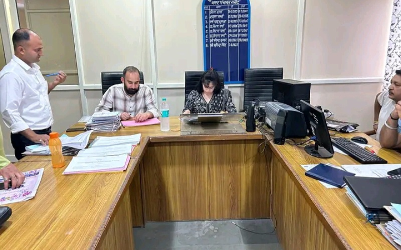 व्यय पर्यवेक्षक ने की उपचुनाव के प्रत्याशियों के चुनावी खर्चे की जांच