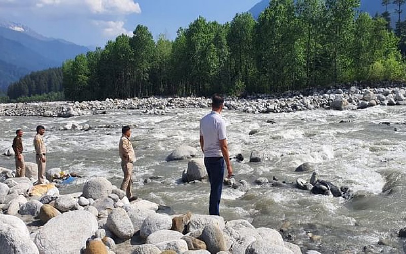 सेल्फी लेते समय ब्यास नदी में बहे दो पर्यटक, युवती की मौत, एक लापता