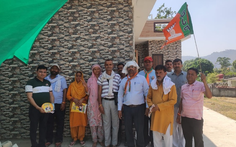 भाजपा कार्यकर्ता प्रचंड गर्मी में भी प्रत्याशी अनुराग ठाकुर के लिए मांग रहे वोट