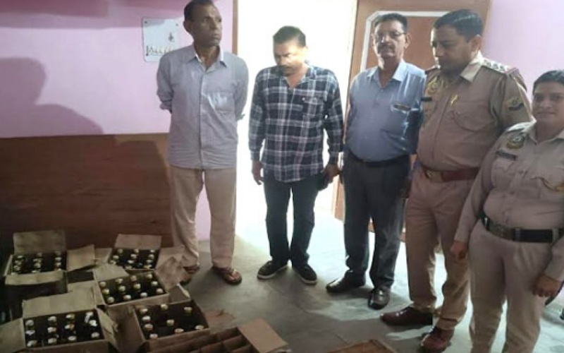 गैराज से अवैध शराब की 68 बोतलें बरामद, मामला दर्ज