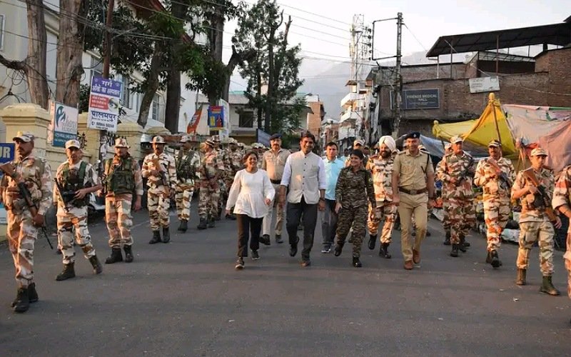 पालमपुर और ज्वालामुखी में सुरक्षा कर्मियों ने किया फ्लैग मार्च