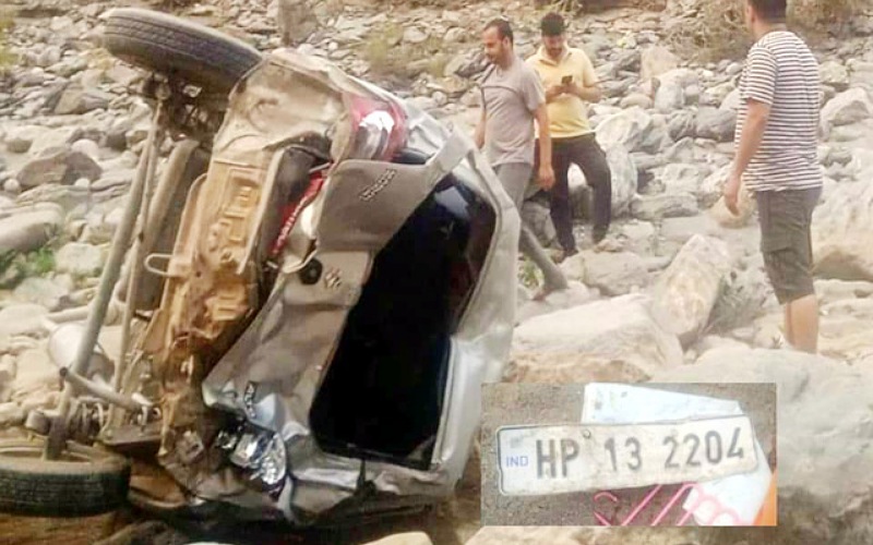 दर्दनाक हादसा: अनियंत्रित होकर खड्ड में गिरी कार, महिला चालक की मौत