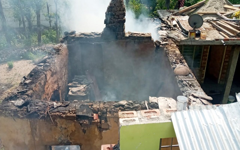आग की भेंट चढ़ा दो कमरों का स्लेटपोश मकान, सारा सामान जलकर राख