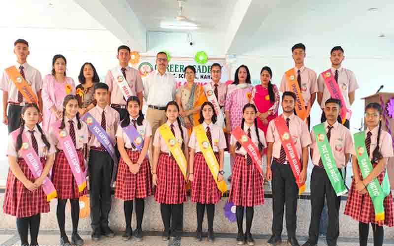 करियर अकादमी स्कूल में इंवेस्टिचर सेरेमनी का हुआ आयोजन