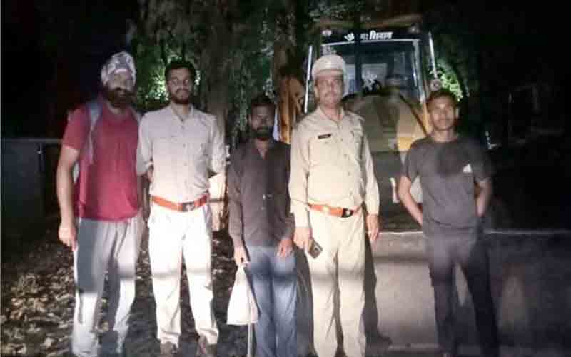 पांवटा में अवैध खनन करते पकड़े जेसीबी व ट्रैक्टर, वसूला जुर्माना