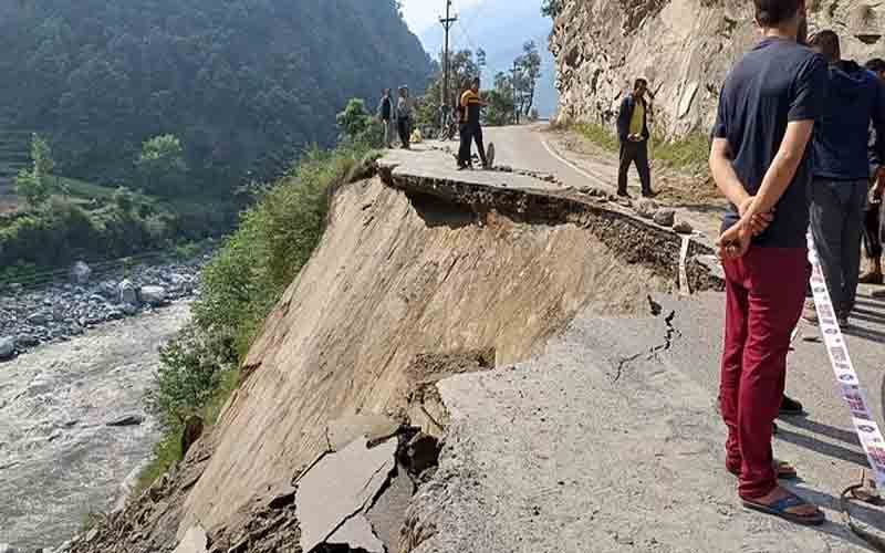 खड़ामुख-होली मार्ग पर हुआ भूस्खलन, 30 मीटर सड़क धंसी, यातायात बंद
