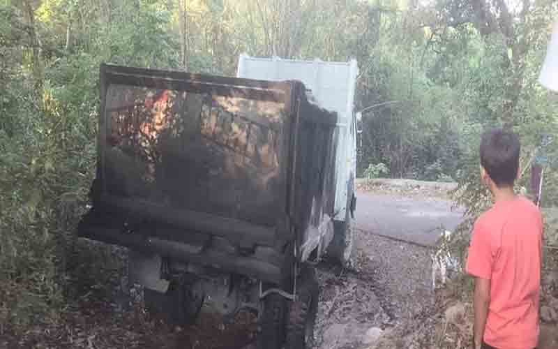 शरारती तत्वों ने सड़क के किनारे खड़े टिप्पर को लगाई आग, मामला दर्ज