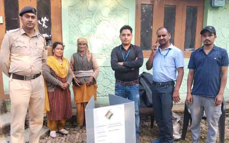 मोबाइल पोलिंग टीमों ने चौथे दिन 102 मतदाताओं से घर से करवाया मतदान