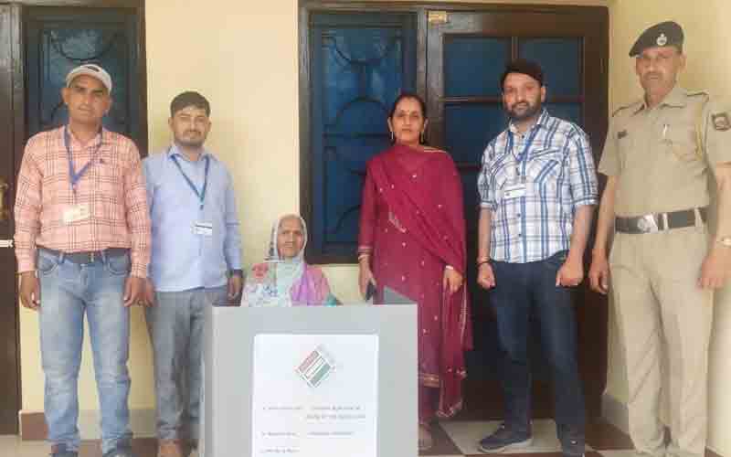 मोबाइल पोलिंग टीमों ने दूसरे दिन 117 मतदाताओं से घर से करवाया मतदान