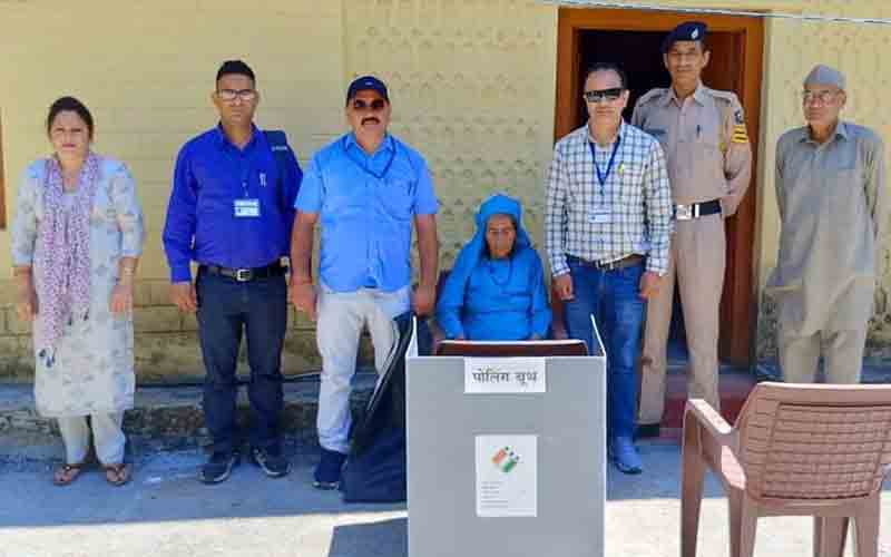 मोबाइल पोलिंग टीमों ने सातवें दिन 45 मतदाताओं से घर से करवाया मतदान