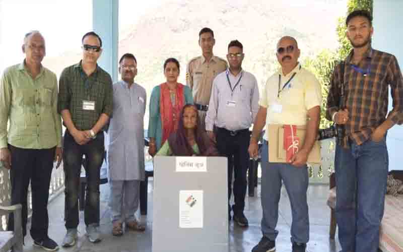 मोबाइल पोलिंग टीमों ने पांचवें दिन 96 मतदाताओं से घर से करवाया मतदान