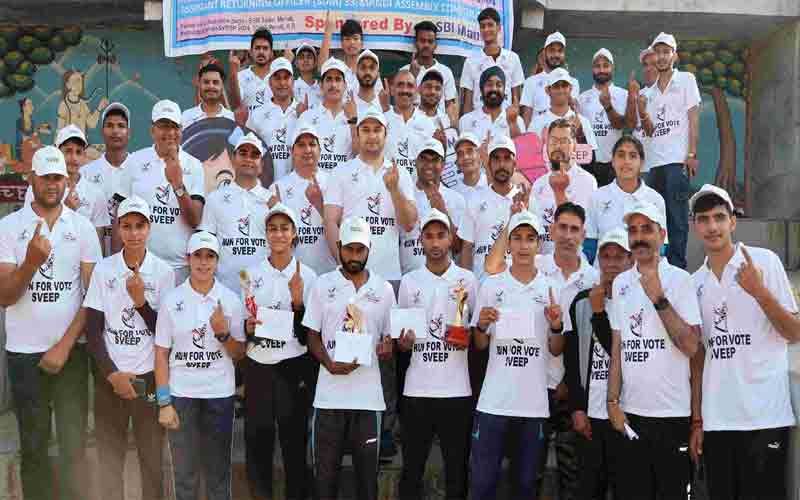 सगे भाईयों रमेश कुमार व नागेंद्र पाल ने जीती रन फॉर वोट मंडी मैराथन