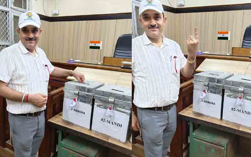 एसडीएम जोगिंदर नगर मनीश चौधरी ने पोस्टल बैलेट से किया मतदान