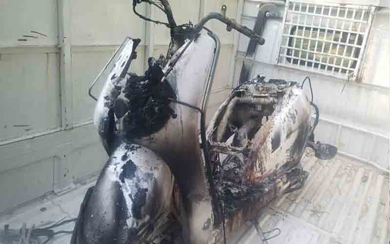 सड़क के किनारे खड़ी स्कूटी में लगी आग, मामला दर्ज