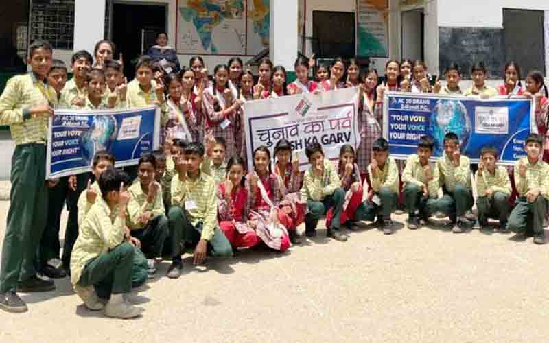 नारा लेखन, पेटिंग व निमंत्रण पत्र तैयार कर दिया मतदाता जागरूकता का संदेश