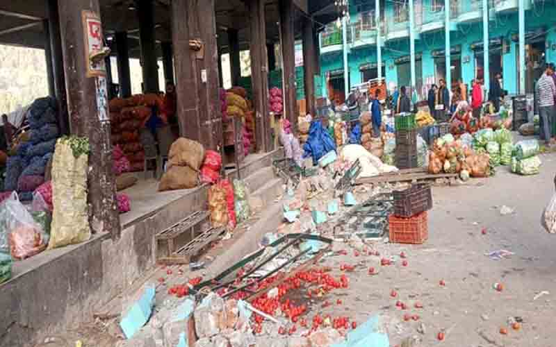 सोलन सब्जी मंडी में गिरी बिल्डिंग की रेलिंग, एक बच्चा घायल