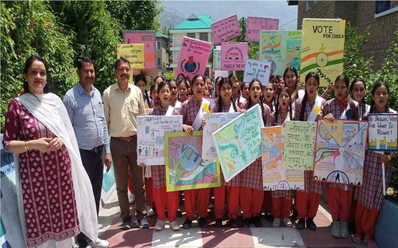 स्वीप के तहत कन्या स्कूल जोगिंदर नगर में भाषण व पोस्टर मेकिंग प्रतियोगिता आयोजित