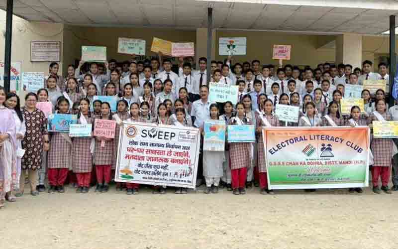 चाह का डोहरा और घांघणू स्कूल के छात्रों ने नारा लेखन से दिया मतदान का संदेश