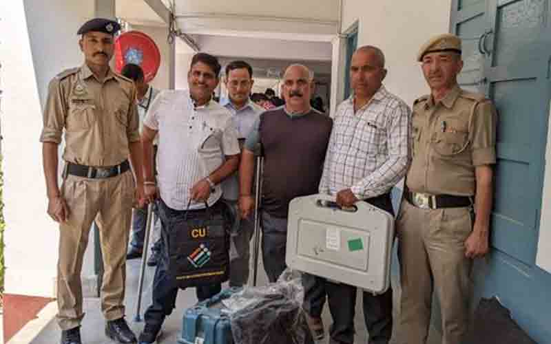 सुंदरनगर विस चुनाव के लिए तैनात महिला व दिव्यांग चुनावी दल मतदान केंद्रों के लिए रवाना